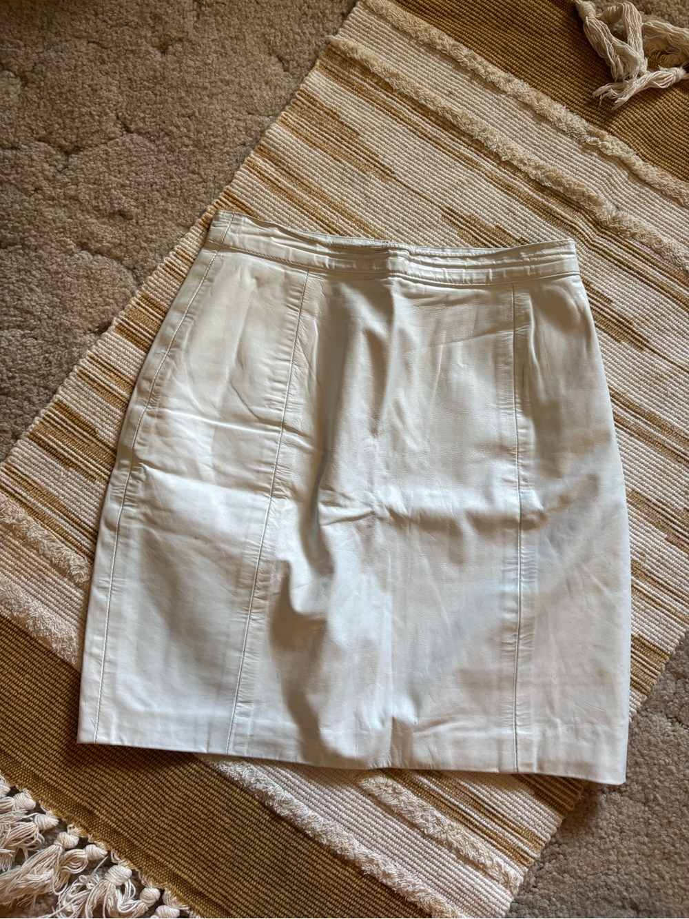 Rare find! vintage  white genuine leather 80s pencil skirt